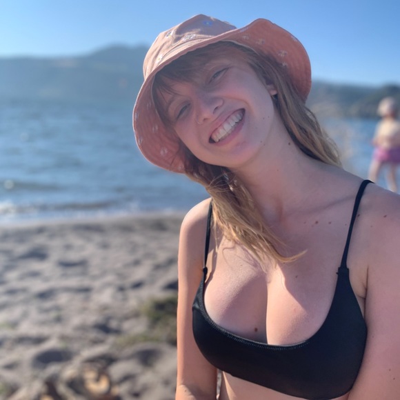 Meet your Posher, Cayla - Picture 4 of 6